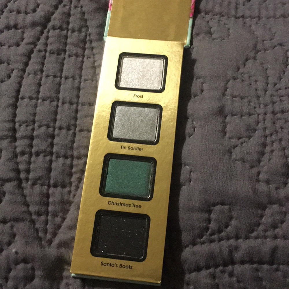 Too faced limited edition eyeshadow quad ❤️